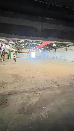 Sector Industrial Con Galpon Y Oficinas En Avenida.-