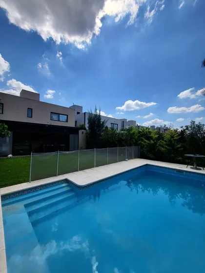 Casa En Venta 6 Ambientes En Maria Eugenia Rv