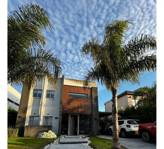 Casa En Barrio Privado Con Pileta, 7 Habitaciones, Con Gran Luminosidad Y Espacios