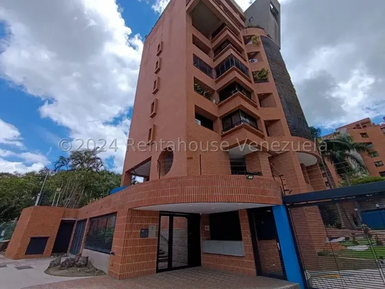 Apartamento En Alquiler Tipo Pent-house Los Samanes De Tres Niveles Con Terraza Parrillera Y Tanque De Agua #26-19217 Darlys