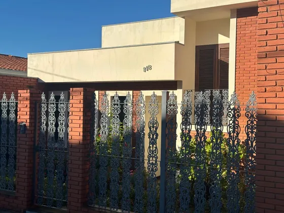 Casa Com Fino Acabamento, Rua Tranquilha, Bairro Nobre, 3 Dormitórios, Uma Suite, Quarto De Empregada.