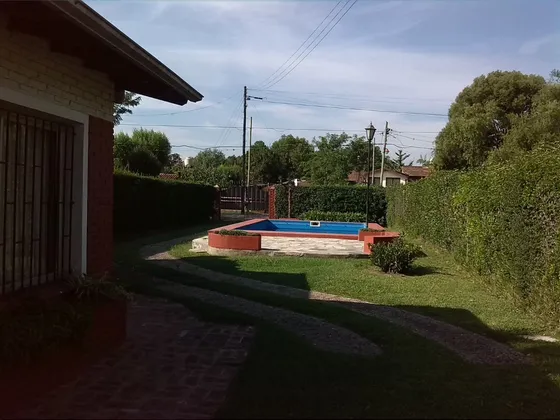 Alquiler Temporario Mensual - Casa Quinta Desarrollada Sobre Un Lote De 1500 M2.