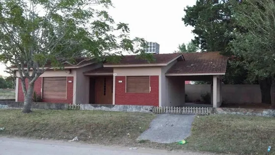 Casa En Venta - 2 Dormitorios 1 Baño - Cochera - 317,71mts2 - Mar Del Tuyú