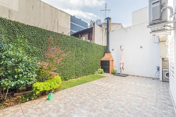 Ph En Venta. 3 Ambientes. Patio Con Jardín Y Parrilla. Cochera. Villa Urquiza