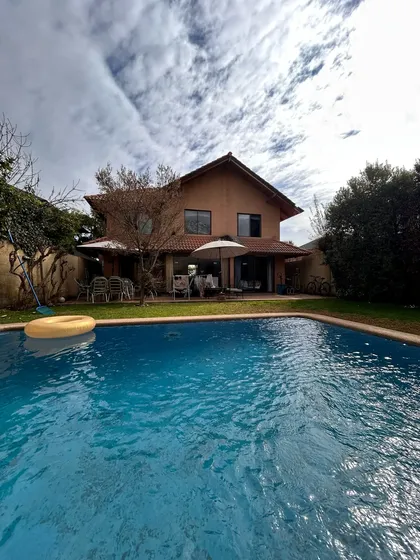 Casa En Venta En Peñalolén Con Piscina Condominio Cerrado