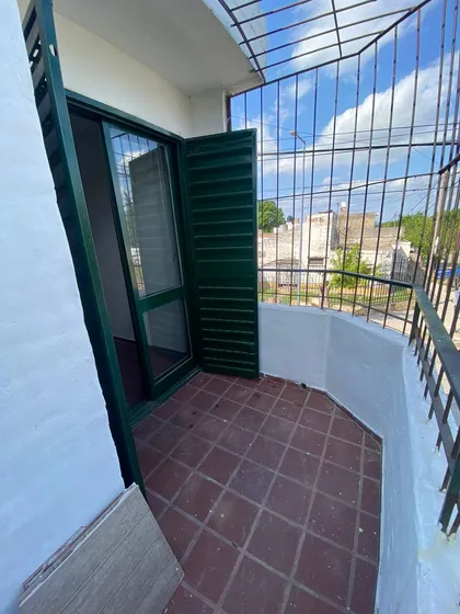 Amplio Duplex Esquina C/ Balcón