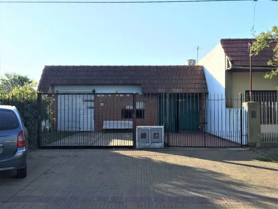 Casa En Alquiler - 3 Dormitorios 1 Baño - 75mts2 - Tolosa, La Plata