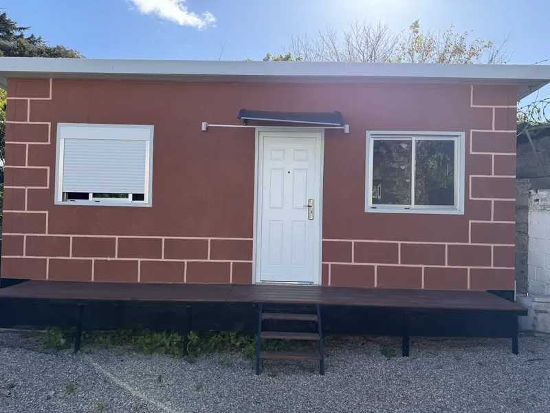 Casita De Un Dormitorio En El Centro De Colón, Apto También Para Oficina, Jardín, Patio Trasero, Entrada Para Auto, Baño Y Living Comedor Chico. Ideal Para 1 O Dos Personas. No Acepto Mascotas.