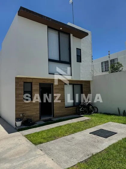 La Reserva: Magnífica Casa Con Amplio Jardín.