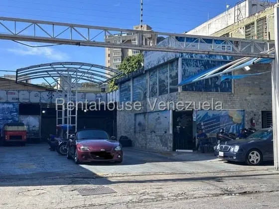 Gran Terreno Centrico Con Bienhechuria De Oficina En Venta. Urb. La Urbina.