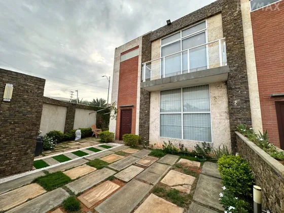 Townhouse En Urb. Costa Azul, Residencia Los Álamos - Isla De Margarita, Con Zona Residencial Y Con Piscina
