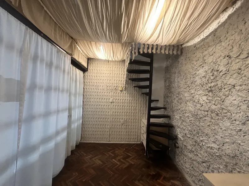 Local Comercial Vidriado En Galería Uruguay Con Vista A 18 De Julio.