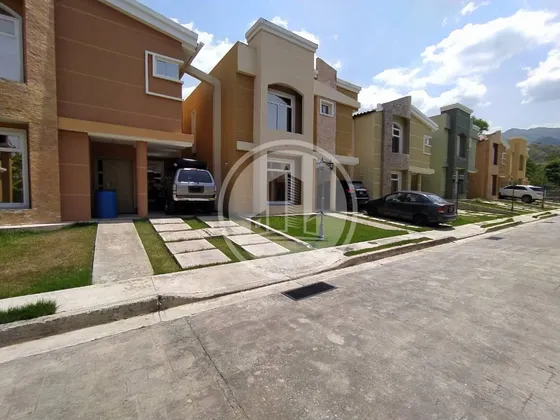 En Venta Townhouse Conj. Villas El Riachuelo. Planta Eléctrica Total. Aceptamos Financiamiento.