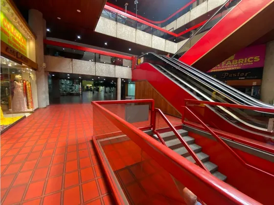 Alquiler.local.comercial 110m2.baño