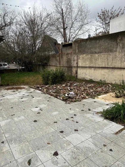 Lote De Terreno Con Galpón A Reciclar Atras