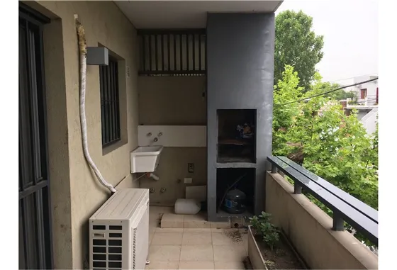 Monoambiente En Alquiler, Con Balcón Con Parrilla