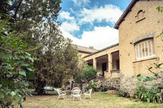 Hermosa Y Encantadora Casona De Estilo En Unquillo, Sierras De Córdoba, Con Gran Parque. A Solo 12 Minutos Del Aeropuerto Y 35 De La Ciudad De Córdoba. Seguridad, Tranquilidad Y Todos Los Servicios.
