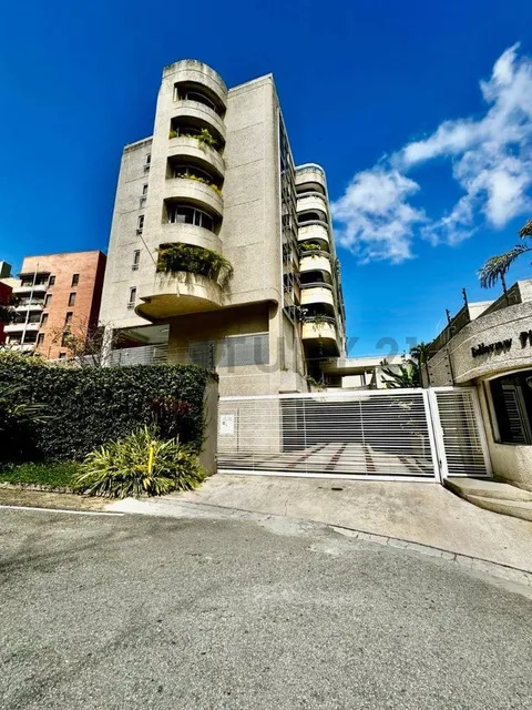 Los Samanes, Amplio Y Bello Apartamento En Calle Cerrada.