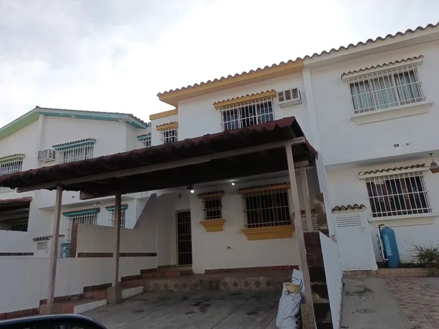 Town House En Alquiler En Valles De Camoruco Valencia, Sin Amoblar Aa