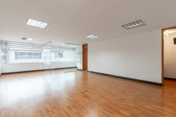 Oficina En Arriendo/venta En Lago Gaitan. Cod V23455