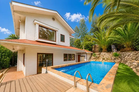 Encantadora Casa En El Exclusivo Sector De Los Almendros