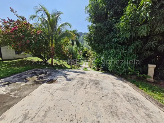 Casa En Venta Barrio Sucre Con Amplio Terreno Rah 25-2823 Meglisf