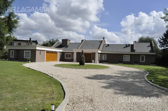 Casa Alquiler Ituzaingo 4 Ambientes Jardín Parquizado Pileta