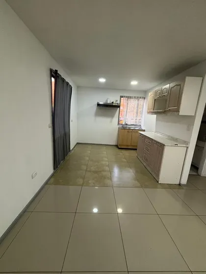 Depto 2do Piso, 3 Dormit + 1 Baño + Estacionamiento