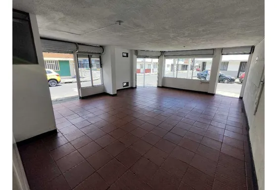 ¡local Comercial Esquinero De Alto Impacto Con 3 Vitrinas En Arriendo