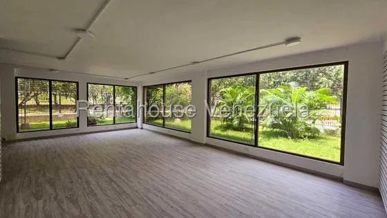 Excelente Opción En Alquiler, Para Desarrollar Tu Negocio. El Local Posee 98 Metros Cuadrados, Distribuidos En Área De Exhibición O Atención Al Cliente, Con Un Gran Ventanal
