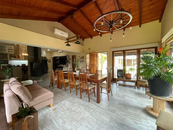 Venta Casa 2 Dormitorios, Cochera, Quincho Y Pileta En Fisherton