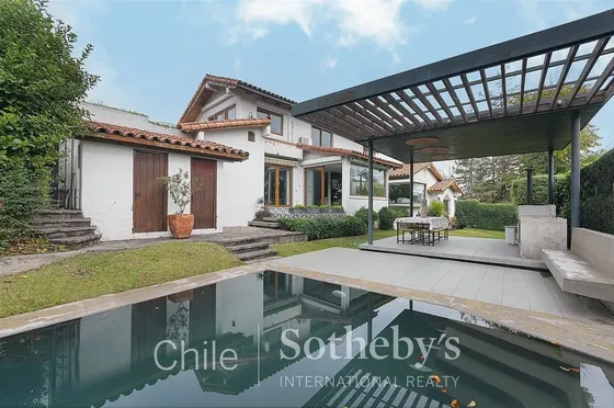 Casa En Venta De 5 Dorm. En Las Condes
