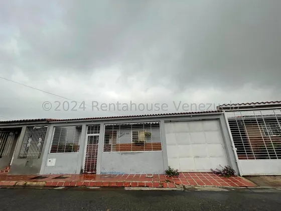 Rent-a-house Vende Linda Casa, En La Esmeralda, Palo Negro, Estado Aragua, 24-23738 Gf.