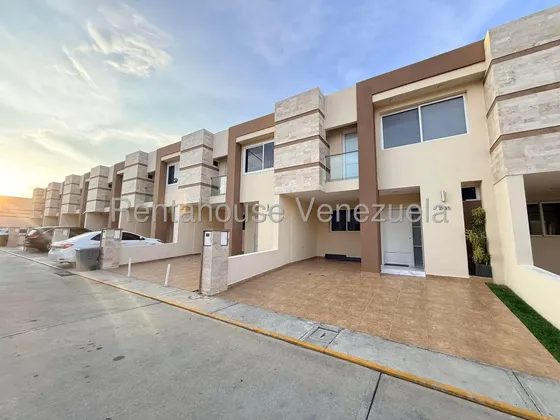 Se Vende Casa Duplex A Estrenar De 114 M2 En Conjunto Cerrado Sector Av. Ribereña, Barquisimeto Mónica Carrasquel
