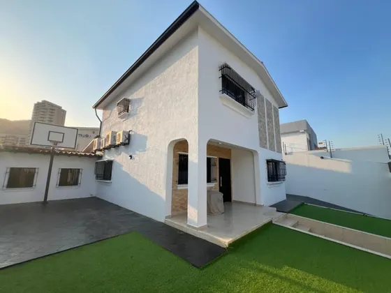 Ad, Casa En Venta Calle Cerrada En Las 4av, Valles De Camoruco.
