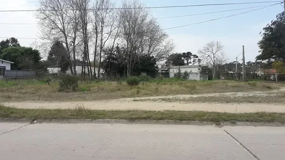 Oportunidad De Inversión - Gran Terreno En Salinas Sobre Av. Principal A 3 Cuadras De La Playa!!