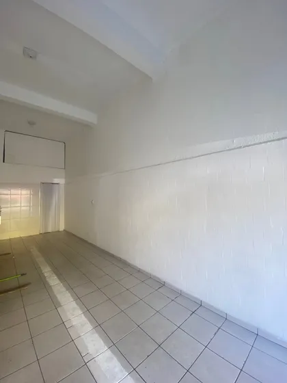 Aluga-se Salão Tipo Comercial Com 38 Metros. 