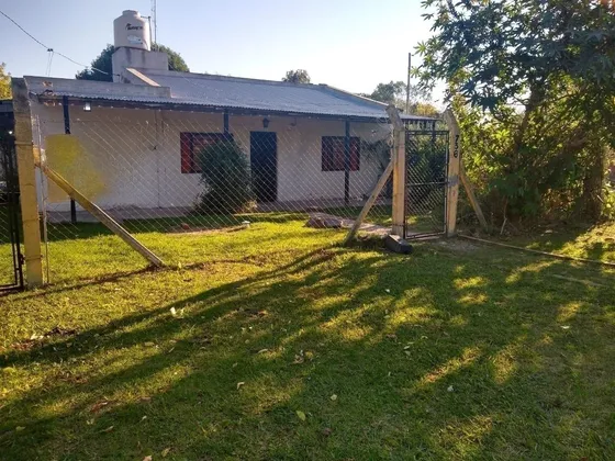 Casa En Venta - 4 Dormitorios 2 Baños - Cochera - 489mts2 - Ángel Etcheverry, La Plata