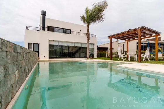 Casa En Venta - Barrio Santa Elena - Pilar Del Este