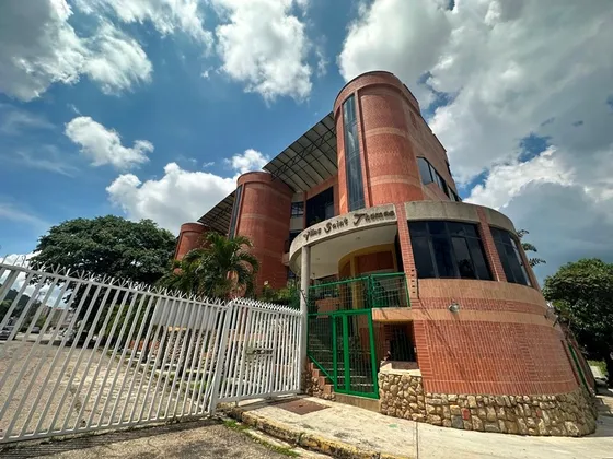 En Venta Hermosa Villa En Residencias Saint Thomas En La Urbanizacion El Bosque. Ab