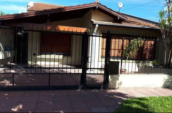 Casa 5 Ambientes Con Cochera Y Jardin