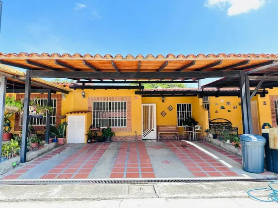 Mariana Vende Hermosa Casa En Valla De Oro Cris