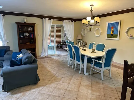 Hermosa Villa En Metro Country Club.