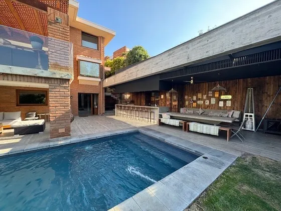 Casa En Venta De 5 Dorm. En Las Condes Los Dominicos