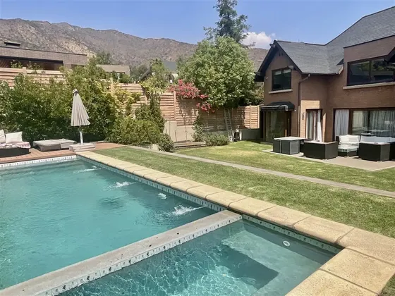 Casa En Venta De 4 Dorm. En Condominio San Carlos De Apoq.