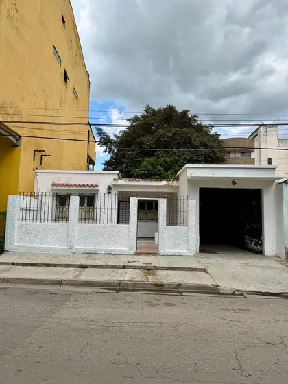 Terreno Comercial En Naguanagua Con Casa A Remodelar Totalmente A Pocos Metros De La Av Universidad Ubicación Estratégica En Zona Altamente Comercial 320mts Cerca De La Clínica El Riñón Docu
