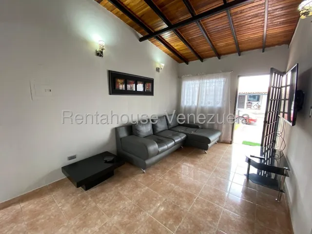 Sorangel Vargas Vende Comoda Casa Con Patio, Urbanismo Privado. Prado Plaza Cabudare Mls #25-22896