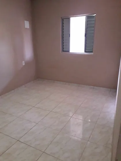 Casa Com 3 Cômodos, 1 Banheiro,  Lavanderia, Quintal Amplo.