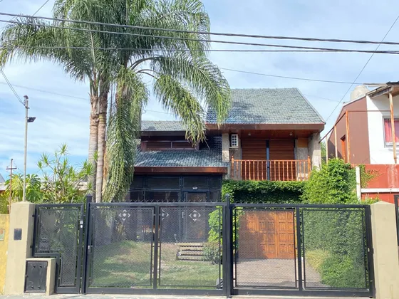 Hermosa Casa 4 Ambientes Con Cochera Para 2 Autos Y Patio En Excelente Estado En José C. Paz