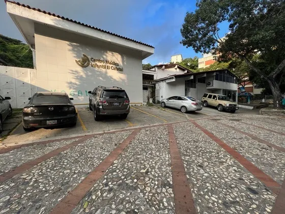 Se Vende Casa Comercial 1100m2 Chuao. 